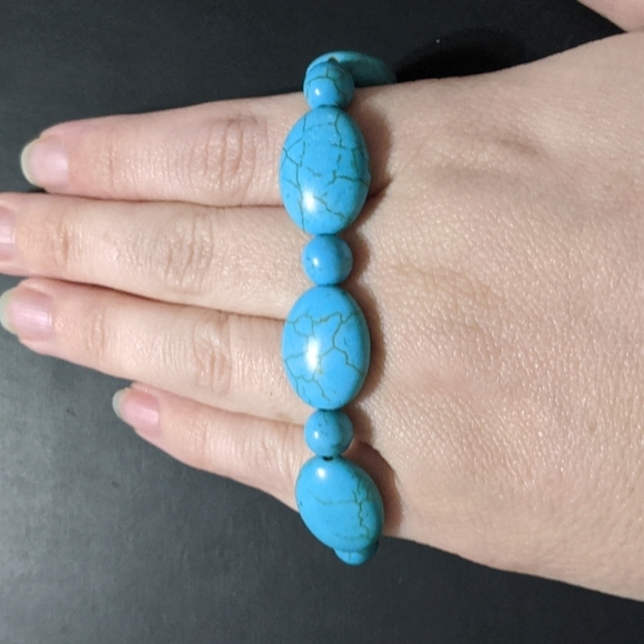 𝅺Blue Faux Turquoise Dyed Howlite Stretchy Elastic Statement Bracelet - Picture 1 of 2